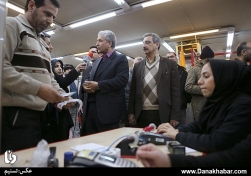 بازدید سرزده وزیر کار از یکی از فروشگاه های توزیع سبد کالا