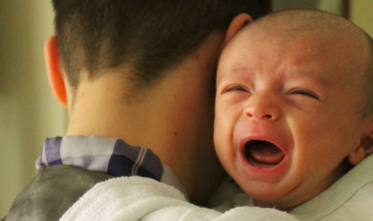 والدین بخوانند، دلایل گریه نوزاد و چگونگی تسکین آنها