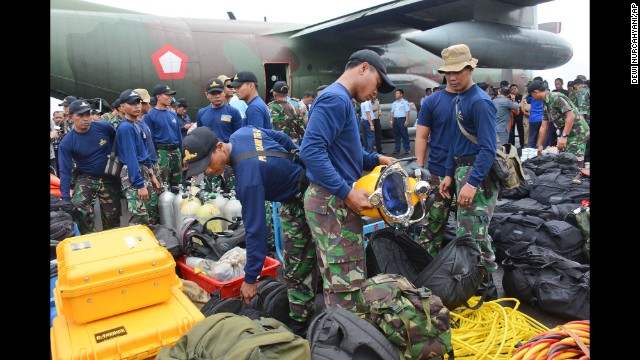 هواپیما ایرآسیا اندونزیایی اصلا مجوز پرواز نداشته است/ پیدا شدن دو تکه عظیم از هواپیما و چند جسد دیگر