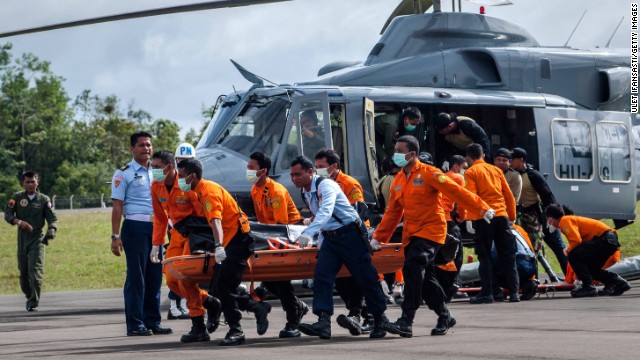 هواپیما ایرآسیا اندونزیایی اصلا مجوز پرواز نداشته است/ پیدا شدن دو تکه عظیم از هواپیما و چند جسد دیگر
