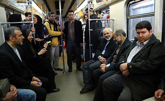 وزیر امور خارجه کشورمان در روز هوای پاک، با مترو به سر کار رفت