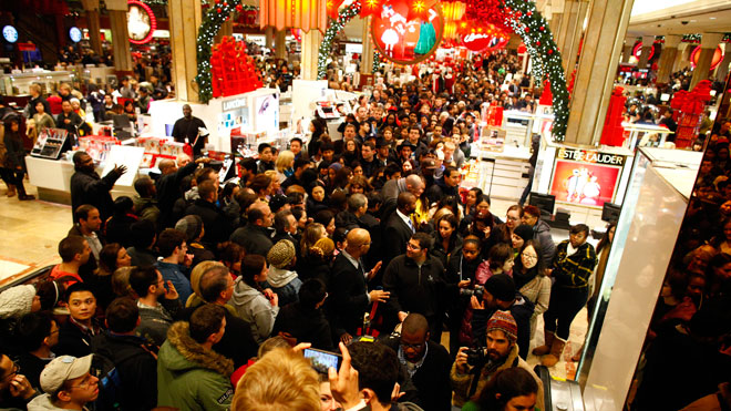 صف 60 هزار نفری در روز «جمعه سیاه» پشت درهای بسته فروشگاه های لندن