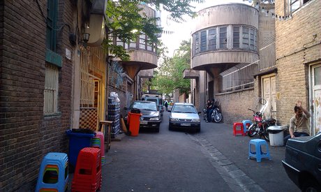 کوچه ای که همه چیز در آن قرینه است