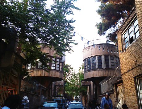 کوچه ای که همه چیز در آن قرینه است
