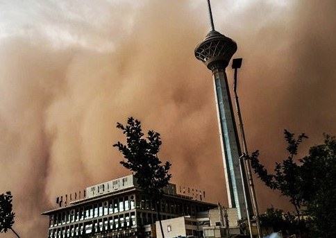 آسیب توفان به بناهای تاریخی/ درهای موزه صنعتی کنده شد