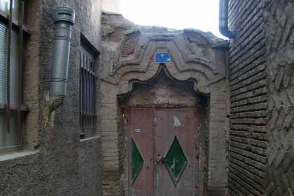 ساختمان سازی در خانه شیخ فضل الله نوری/ درب های خانه گل گرفته شده اند