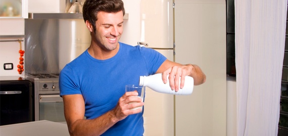 آقایان شیر ننوشید/ نوشیدن شیر خطر ابتلا به سرطان پروستات در آقایان را افزایش می دهد