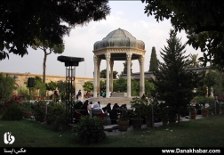 آیین قرآن خوانی در آرامگاه حافظ