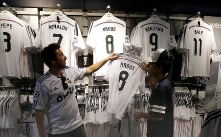 حمله به پیراهن شماره 8 تونی کروس در فروشگاه رئال مادرید!