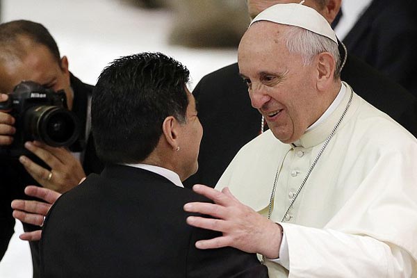 بزرگان فوتبال جهان برای صلح درغزه به میدان می‌روند/ مارادونا به دیدار پاپ رفت