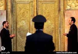 تعویض پرچم گنبد امام رضا(ع)