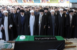 تصاویری از اقامه نماز رهبر معظم انقلاب بر پیکر پاک حضرت آیت الله مهدوی کنی