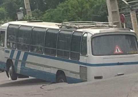 اتوبوس گردشگران فیلیپینی در کرج به گِل نشست