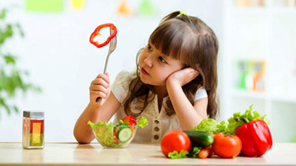 چه راهکارهایی برای علاقه‌مند کردن کودک به غذا خوردن وجود دارد ؟
