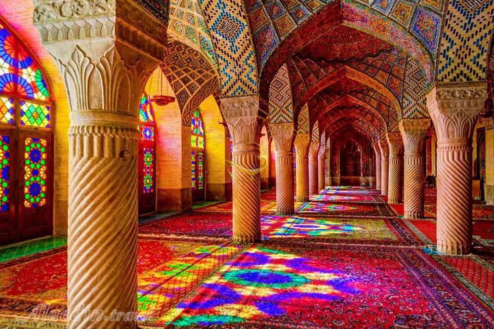 مسجد نصیرالملک شیراز، مسجدی از نور و رنگ