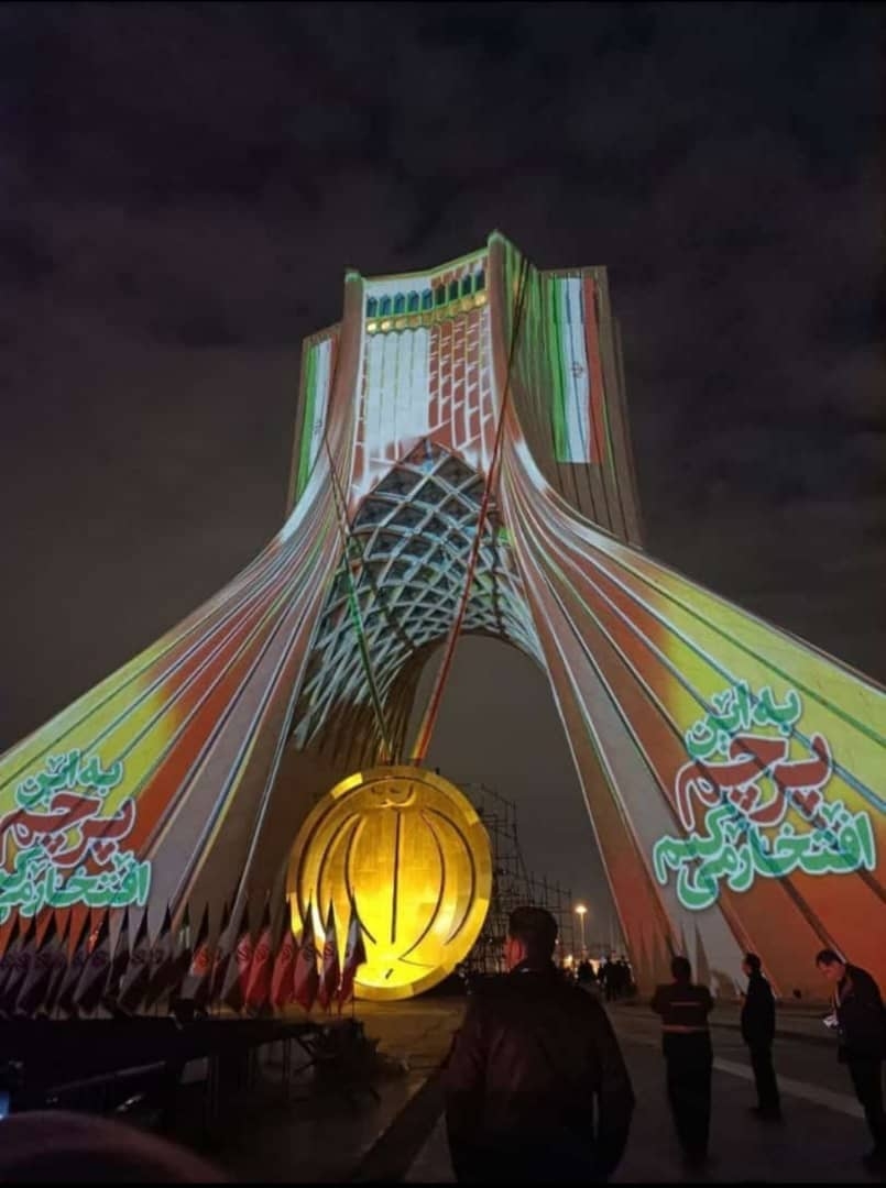 مراسم نورافشانی همزمان با ۲۲ بهمن در بیش از ۱۰۰۰ نقطه از شهر تهران برگزار شد