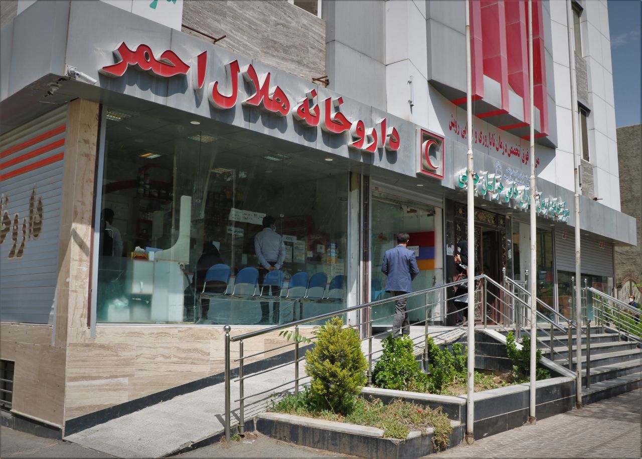 پرداخت هزینه دارو و درمان بیماران نیازمند توسط هلال احمر
