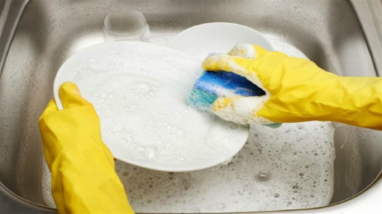 شستن ظرف‌ها برای حفظ سلامت قلب زنان مسن مفید است