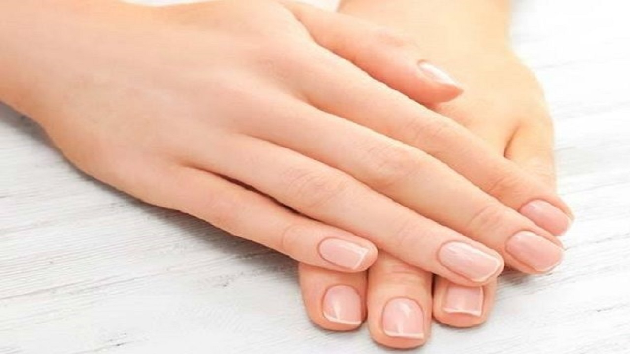 نحوه استفاده از روغن ویتامین E برای ناخن‌های درخشان و سالم