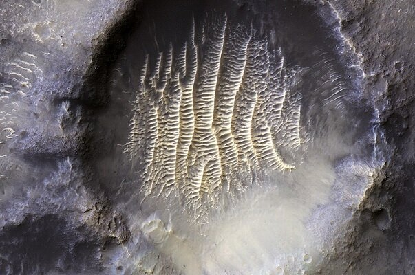 تصاویر دهانه های یخ زده مریخ منتشر شد
