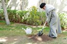 کاشت نهال توسط رهبر انقلاب در روز درختکاری