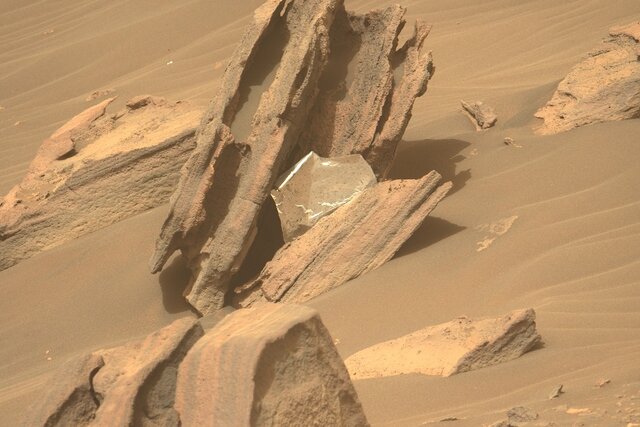 یک شیء نقره‌ای براق در مریخ شناسایی شد