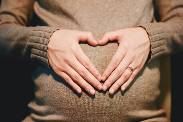 علت لگد زدن جنین چیست؟