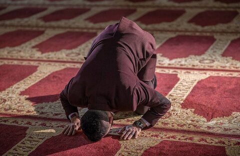 نماز چگونه موجب تواضع و فروتنی انسان می‌شود؟