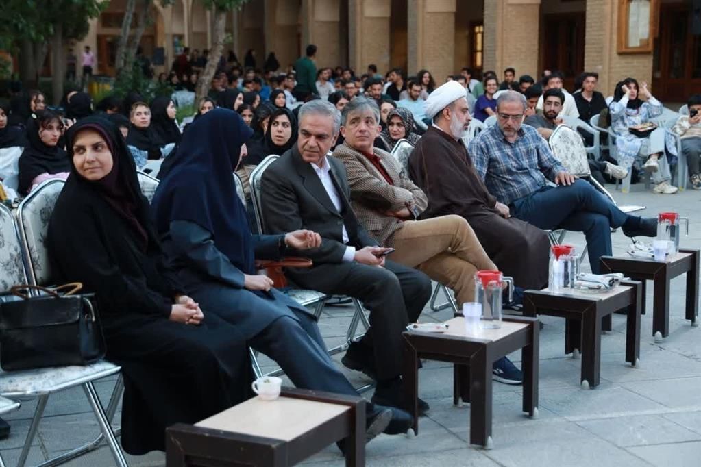 دورهمی بهارانه در دانشگاه هنر اصفهان