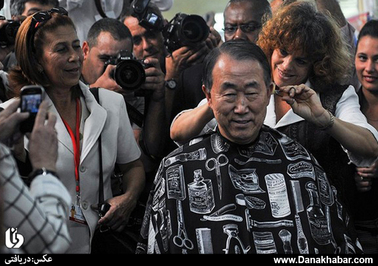 بان کی مون دبیر کل سازمان ملل که برای شرکت در یک اجلاس بین المللی به هاوانا کوبا سفر کرده در یک مغازه سلمانی در بخش قدیمی شهر هاوانا موهایش را اصلاح کرد

