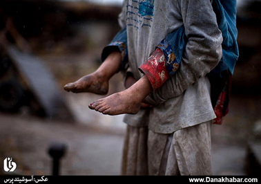 پسر پناهنده افغان و خواهرش در حومه اسلام‌آباد.