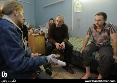 بازدید میخاییل خودورکوفسکی میلیاردر سابق روسیه ( و مخالف پوتین) از زخمی های اعتراضات اخیر در اوکراین در بیمارستانی در شهر کی یف