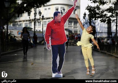 بازی یک دختر بچه با ماکت هوگو چاوز رییس جمهور سابق ونزوئلا در بلواری در شهر کاراکاس