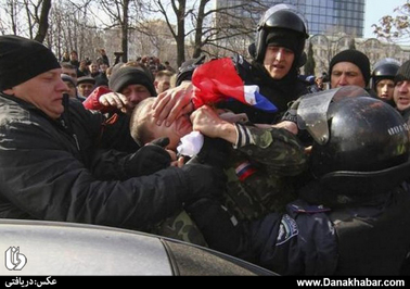 دستگیری یک تظاهرات کننده طرفدار روسیه در شهر دونتسک اوکراین