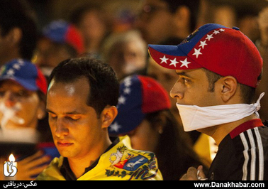 تظاهرات صدها تن در شهر سان دیه گو شیلی همزمان با حضور نیکولاس مادورو رییس جمهور ونزوئلا در شیلی علیه دولت ونزوئلا